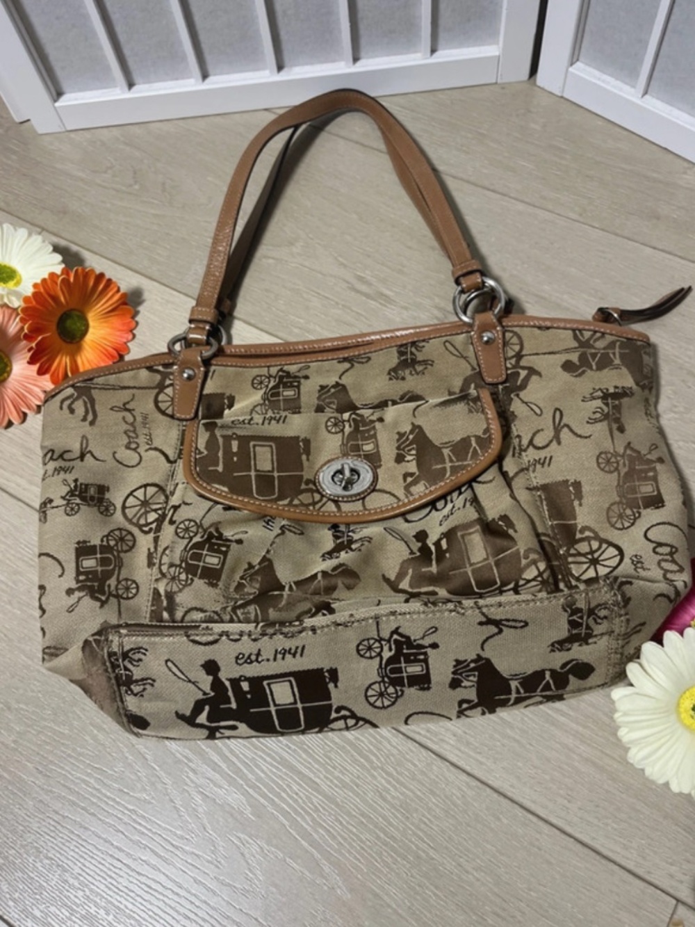 Preloved [100 % Authentic] vintage Coach Horse & Carriage Jacquard Pleated Tote